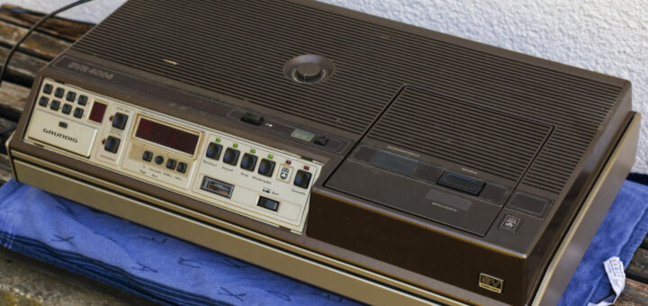 Grundig SVR 4004.