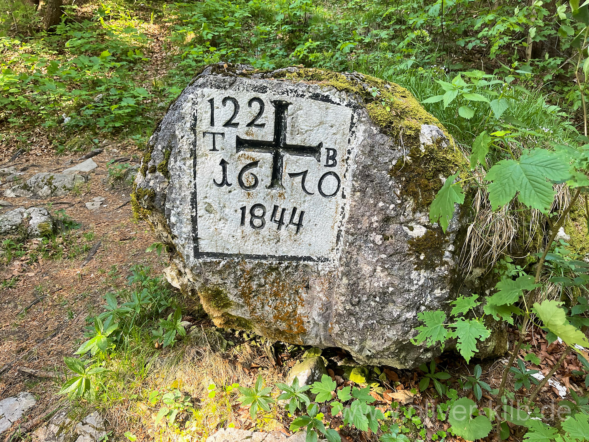 Dieser Grenzstein ist unterwegs zu finden.