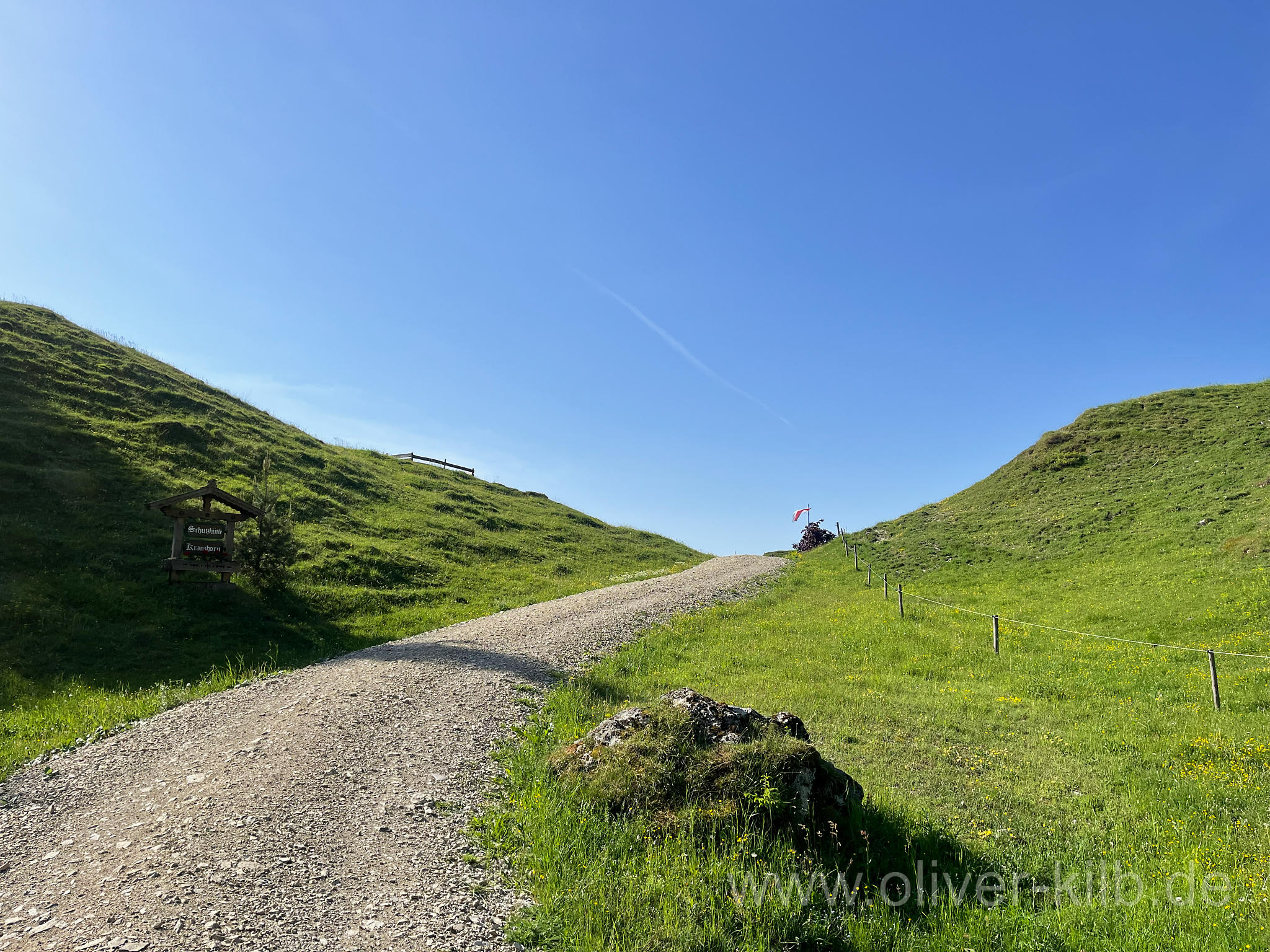 Nun sieht man schon die Fahne der Kranzhorn-Alm.