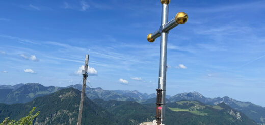 Zwei Gipfelkreuze am Kranzhorn: Für Deutschland und für Österreich.