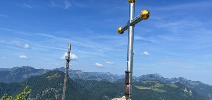 Zwei Gipfelkreuze am Kranzhorn: Für Deutschland und für Österreich.