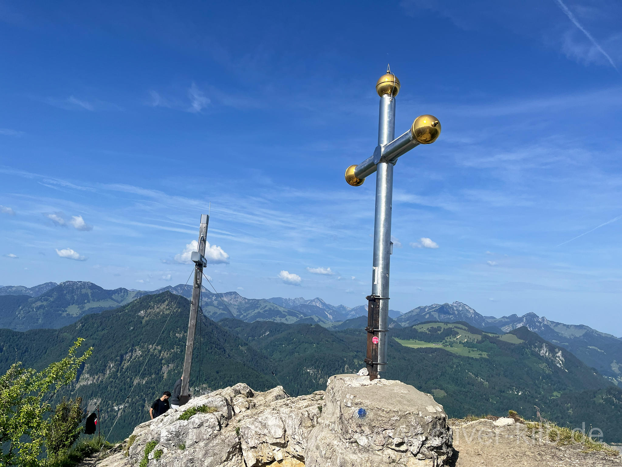 Zwei Gipfelkreuze am Kranzhorn: Für Deutschland und für Österreich.