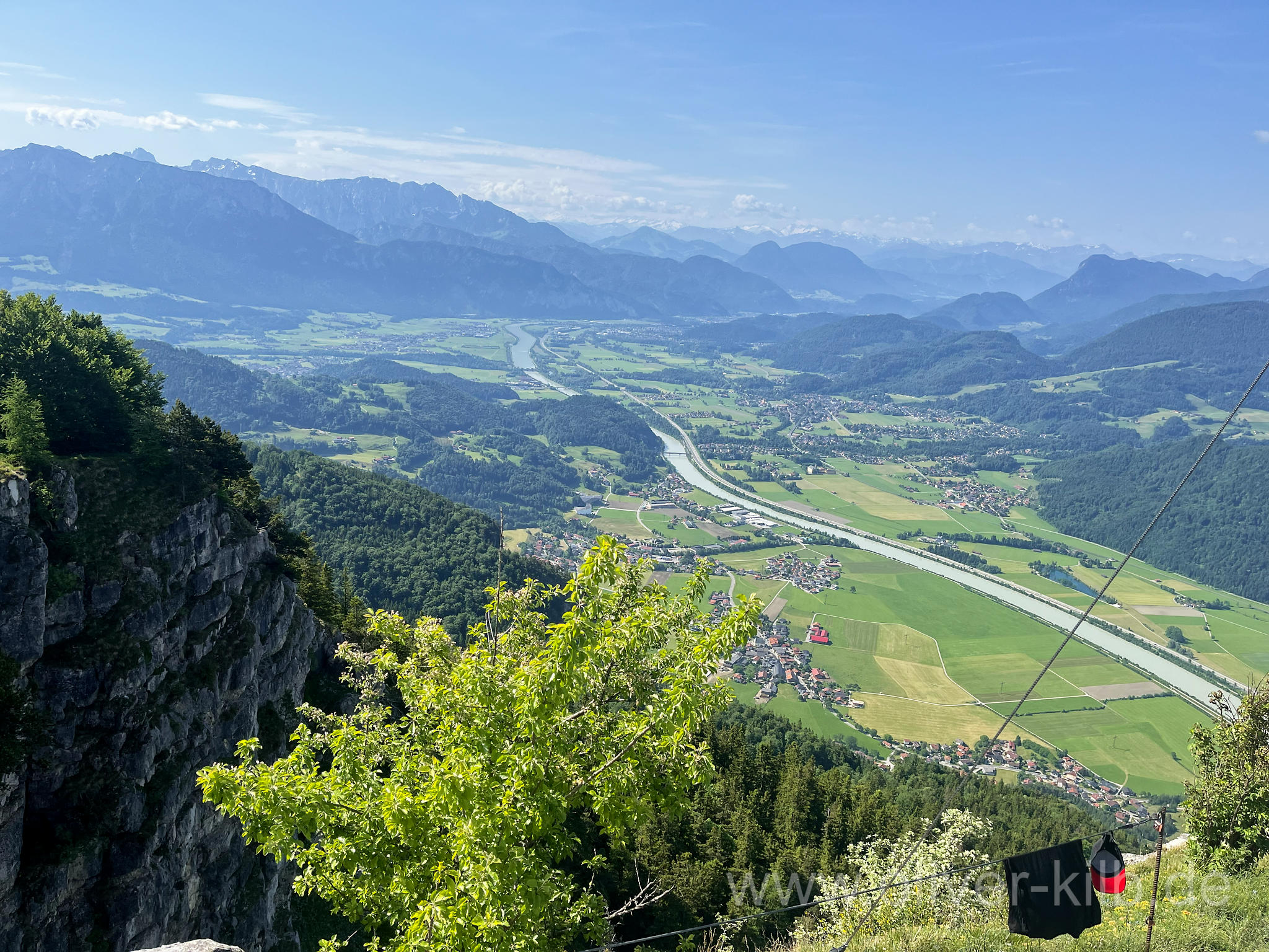 Weit in der Ferne haben die Alpgipfel noch Schnee auf den Gipfeln.