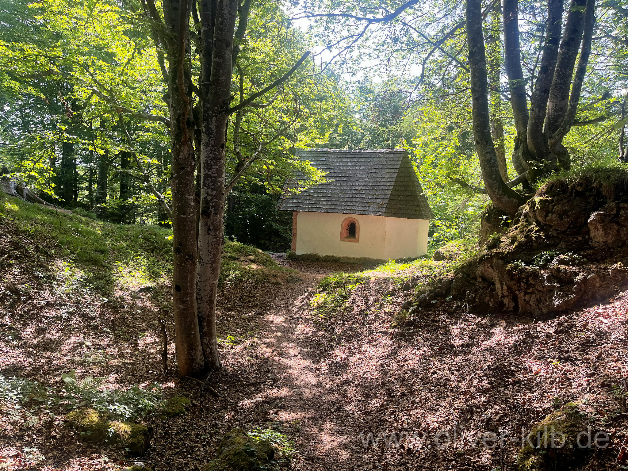 Ein wenig unterhalb des Gipfels ist eine kleine Kapelle.