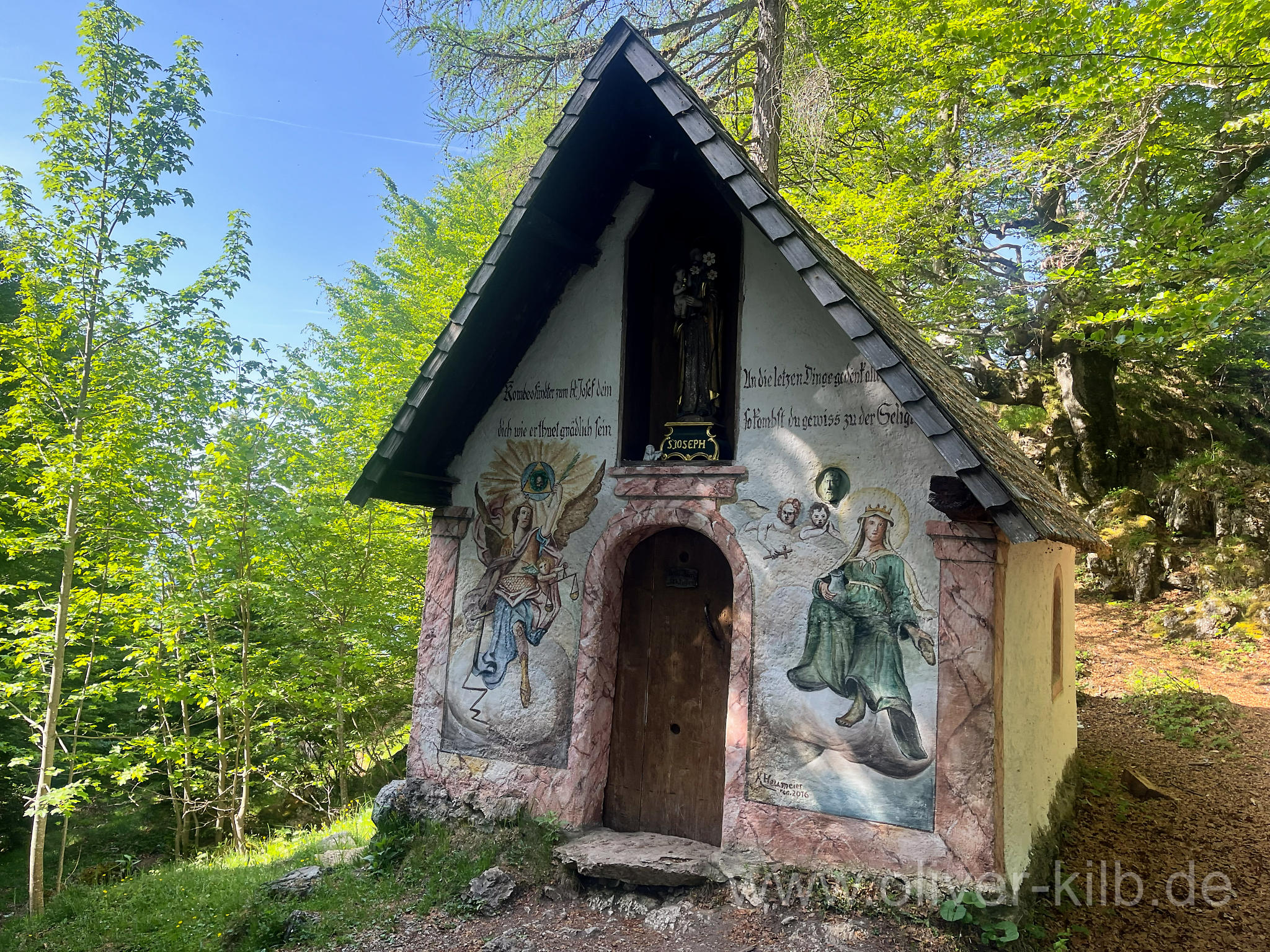 Ein wenig unterhalb des Gipfels ist eine kleine Kapelle.